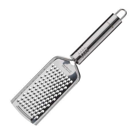 Detailný záber na čerstvú citrónovú kôru a strúhadlo