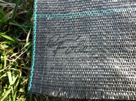 Ilustračné foto čiernej tkané textílie pod mulčom