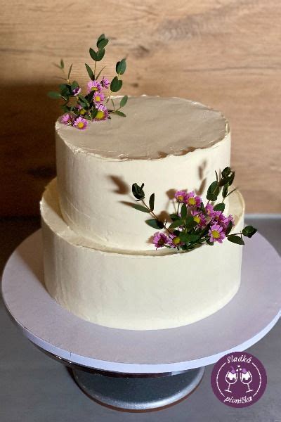 Vizualizácia: svadobná torta zdobená modrými a bielymi hortenziami