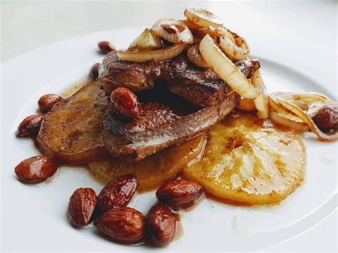 Ilustrácia: Servírovaná husacia pečeň s karamelizovanými jablkami