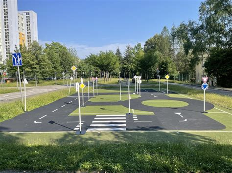 Ilustrácia: Údržba povrchu detského ihriska hrabaním a doplňovaním štiepky