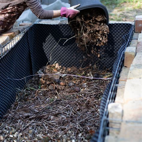 Schéma vrstvenia kompostu: od drenážnej spodnej vrstvy po finálne zakrytie