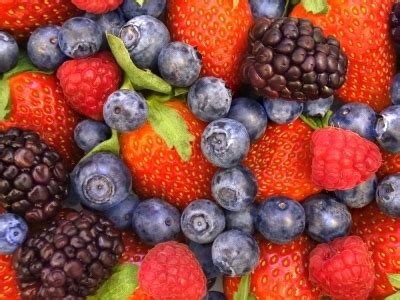 ilustračné foto lesných plodov ako sú maliny, čučoriedky, brusnice, jahody a huby