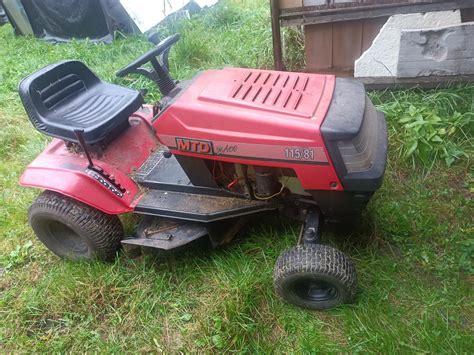 Tematické foto rôznych typov záhradnej techniky značky MTD v akcii (kosačka, traktor, kultivátor)