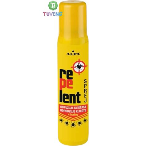 ženy aplikujúca DIY repelent na pokožku