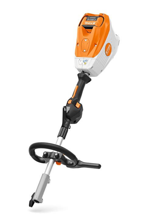 Schéma akumulátorového systému STIHL KMA s rôznymi vymeniteľnými nástavcami