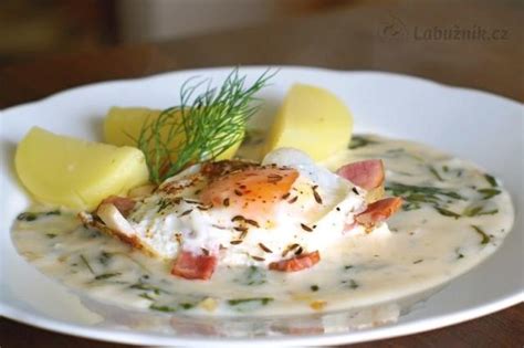 Servírovanie plnených broskýň na listoch hlávkového šalátu