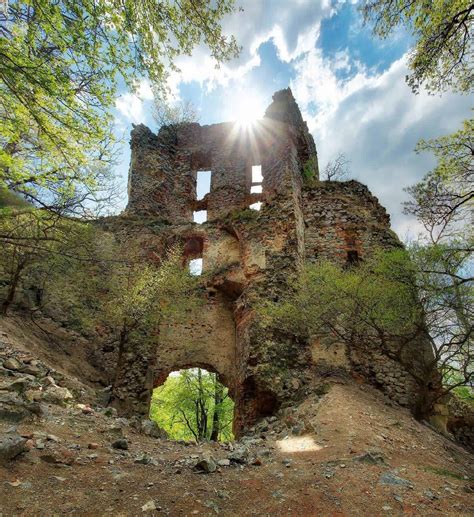 Zrúcanina hradu Pajštún s výhľadom do okolia
