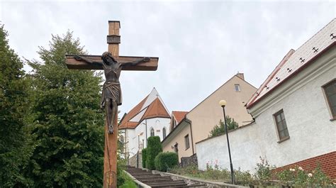 Tematická fotografia slovenského cintorína s krížmi a kvetinovými dekoráciami