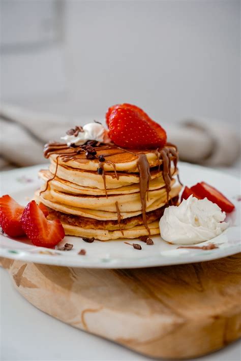 Pohľad na nadýchané souffle pancakes s ovocím a šľahačkou