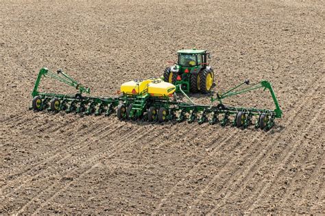 Infografika znázorňujúca výhody strip-till technológie pri spracovaní pôdy