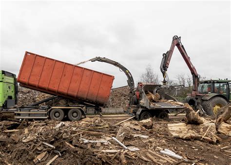 Fotografie drviča drevnej hmoty PETERSON 4700 a štiepkovača MUS-MAX 10XL v prevádzke