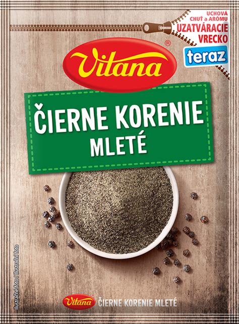 Foto: Mleté čierne korenie posypané okolo záhradnej rastliny