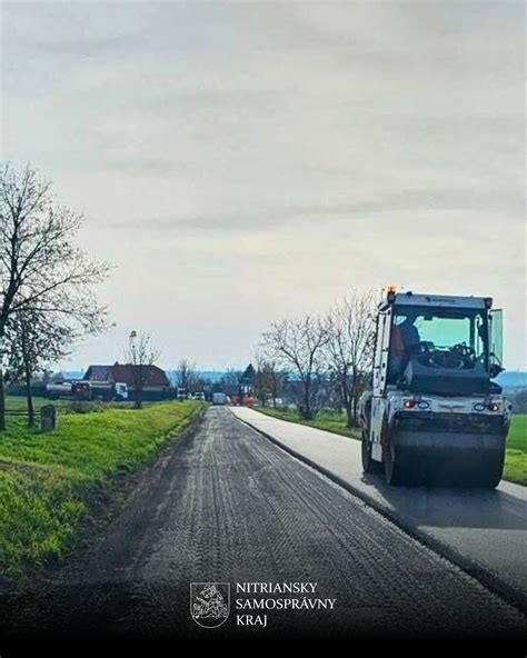 Fotografia opotrebovaných čeľustí drviča s viditeľnými prasklinami a nerovnomerným opotrebovaním