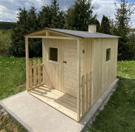 Porovnávacia tabuľka vlastností drevených a plechových záhradných domčekov