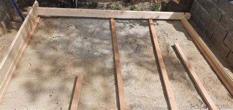 Schéma znázorňujúca správnu prípravu základovej dosky pod záhradný domček