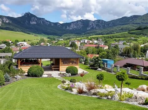 Dizajnovo zaujímavá záhrada s altánkom a záhradným domčekom
