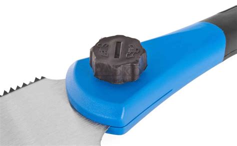 detailná fotografia: hlava teleskopickej pílky s pílovým listom a nožnicami