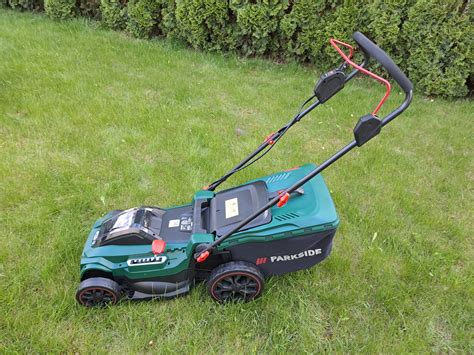 Porovnávacia infografika detailu strihu vretenovou a rotačnou kosačkou