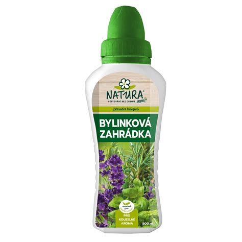 Zobrazenie fľaše tekutého hnojiva Agro Natura Bylinková záhradka 0,5 l na pozadí zelenej záhradky s bylinkami.