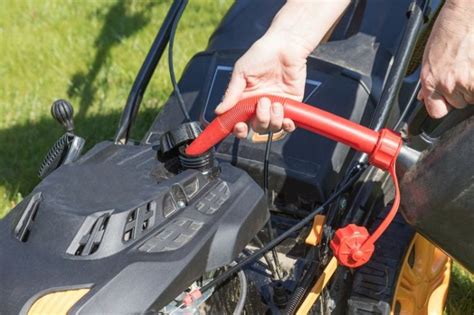 Schéma benzínovej kosačky s vyznačením technológie MaxAirflow a zberného koša