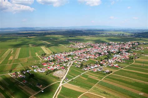 Letecký pohľad na areál arboréta s priľahlým kaštieľom a rozsiahlymi záhradami.