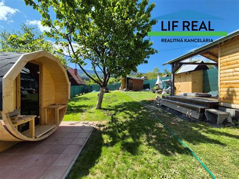 Fotografia slnečnej záhrady s chatkou a výhľadom