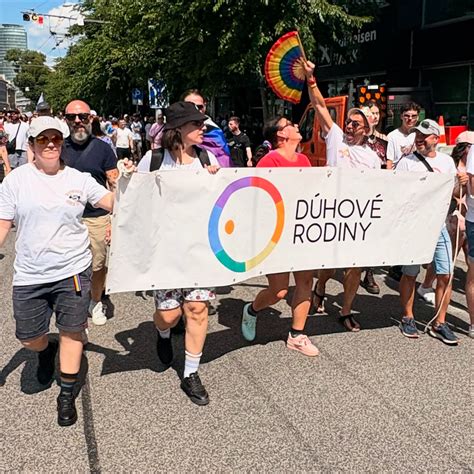 Infografika znázorňujúca možnosti využitia kompostu v záhrade a jeho pozitívny vplyv na pôdnu štruktúru.