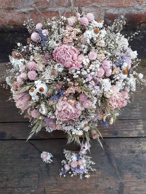 Detailná fotografia sušených a čerstvých kvetov v aranžmánoch