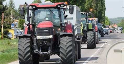Záber na herné rozhranie s traktormi značky Fendt a prácou na poli