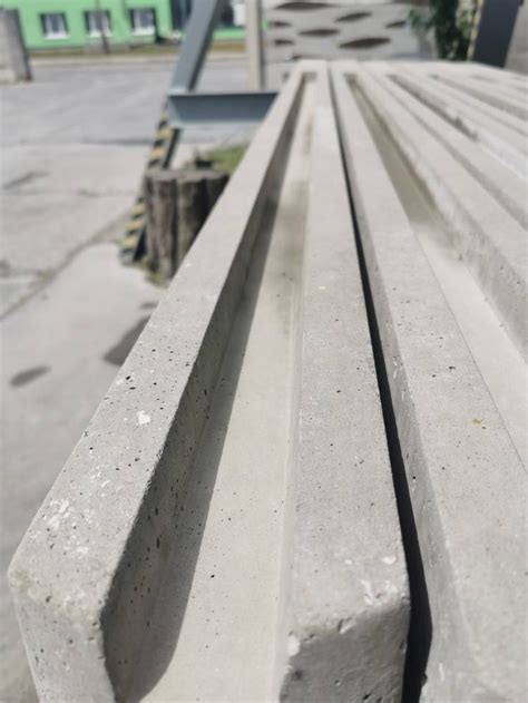 Fotografia betónového základu s debnením a výstužou