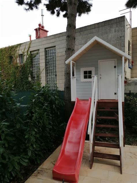 Ilustračné foto detského záhradného domčeka so šmýkačkou