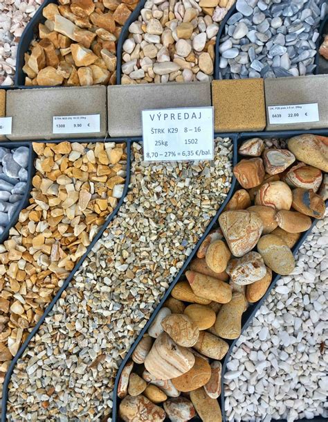 Rôzne frakcie a farby okrasného štrku