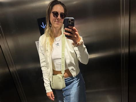 Tematické foto: spokojná žena s hustými mihalnicami