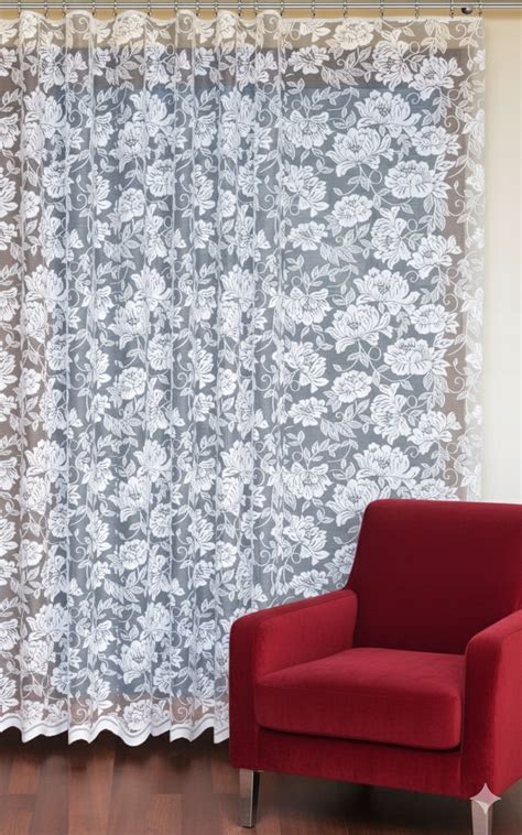 Detailný záber na kvalitnú dekoračnú látku s veľkými kvetmi pivoniek v rôznych farbách (červená, biela, modrá) na neutrálnom pozadí