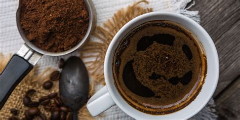 Infografika zobrazujúca rôzne spôsoby využitia kávovej usadeniny.