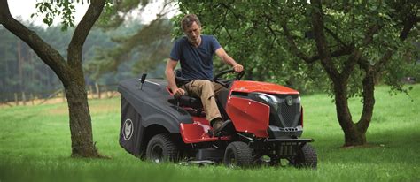 Tematické foto kosačky v akcii na trávniku