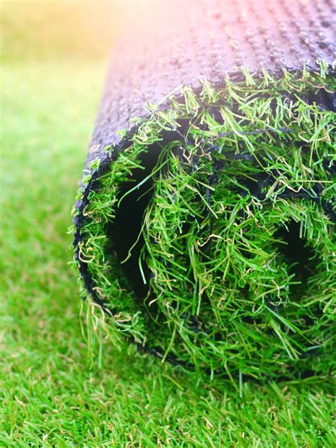 Detailný záber na kvalitný umelý trávnik ukazujúci prirodzenú textúru a rôznorodosť vlákien.