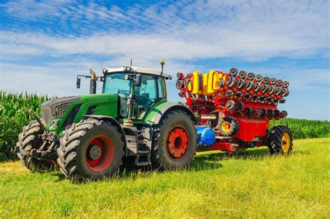 Traktor na poli so zemiakmi