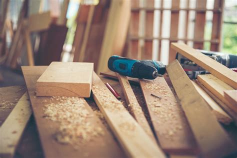 Profesionálny tím pri práci s drevenou technikou