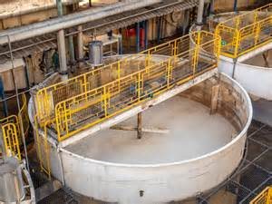 Infografika porovnávajúca medziročné zmeny v úrode zemiakov, kukurice a cukrovej repy