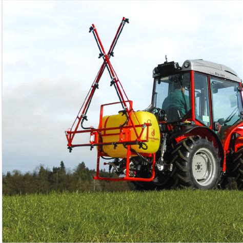 Poľnohospodársky postrekovač s dlhými ramenami