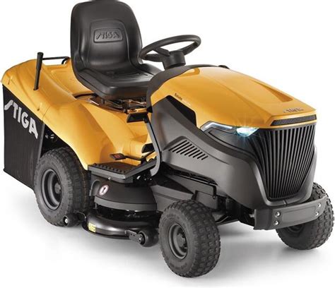 Detailný záber na záhradný traktor Stiga Estate 6102 HW pri práci na veľkej trávnatej ploche