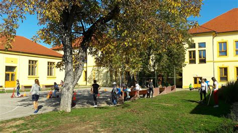 Skupina detí pomáhajúcich si navzájom na školskom dvore