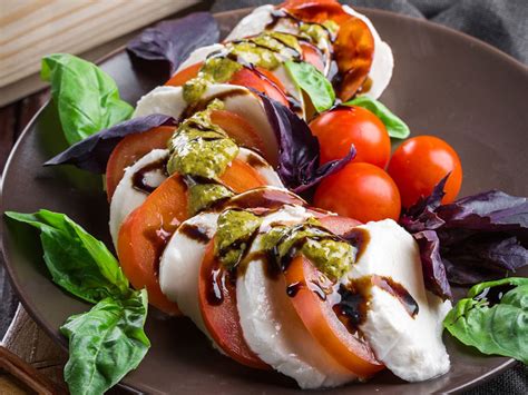Inforgrafika zobrazujúca zložky šalátu Caprese: paradajky, mozzarella, bazalka, olivový olej, soľ a korenie