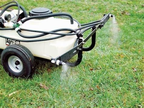 kolesový postrekovač ťahaný za traktorom