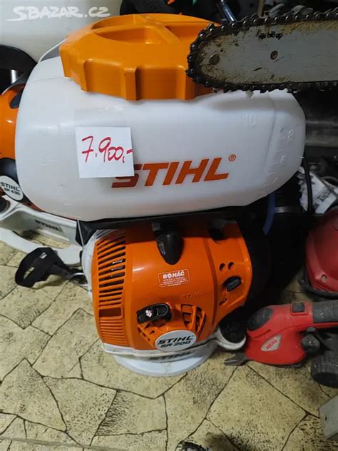 motorový rosič pri postreku vinice