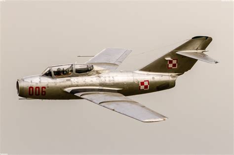 Fotografia hasičského lietadla rozprašujúceho látku