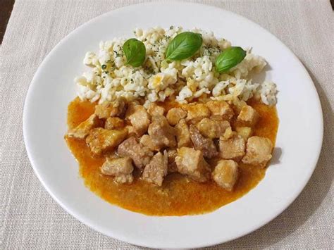 Snímka hotového taniera s bravčovým mäsom na hubách s hráškom a prílohou