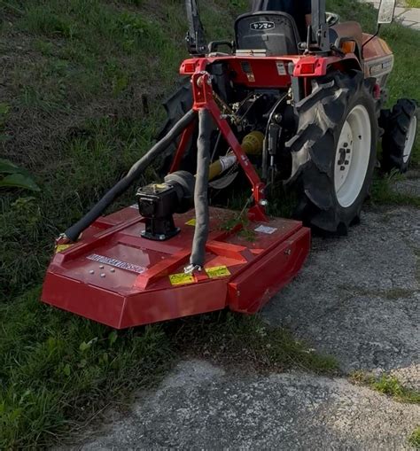 rotačná kosačka za malotraktor v akcii na poli